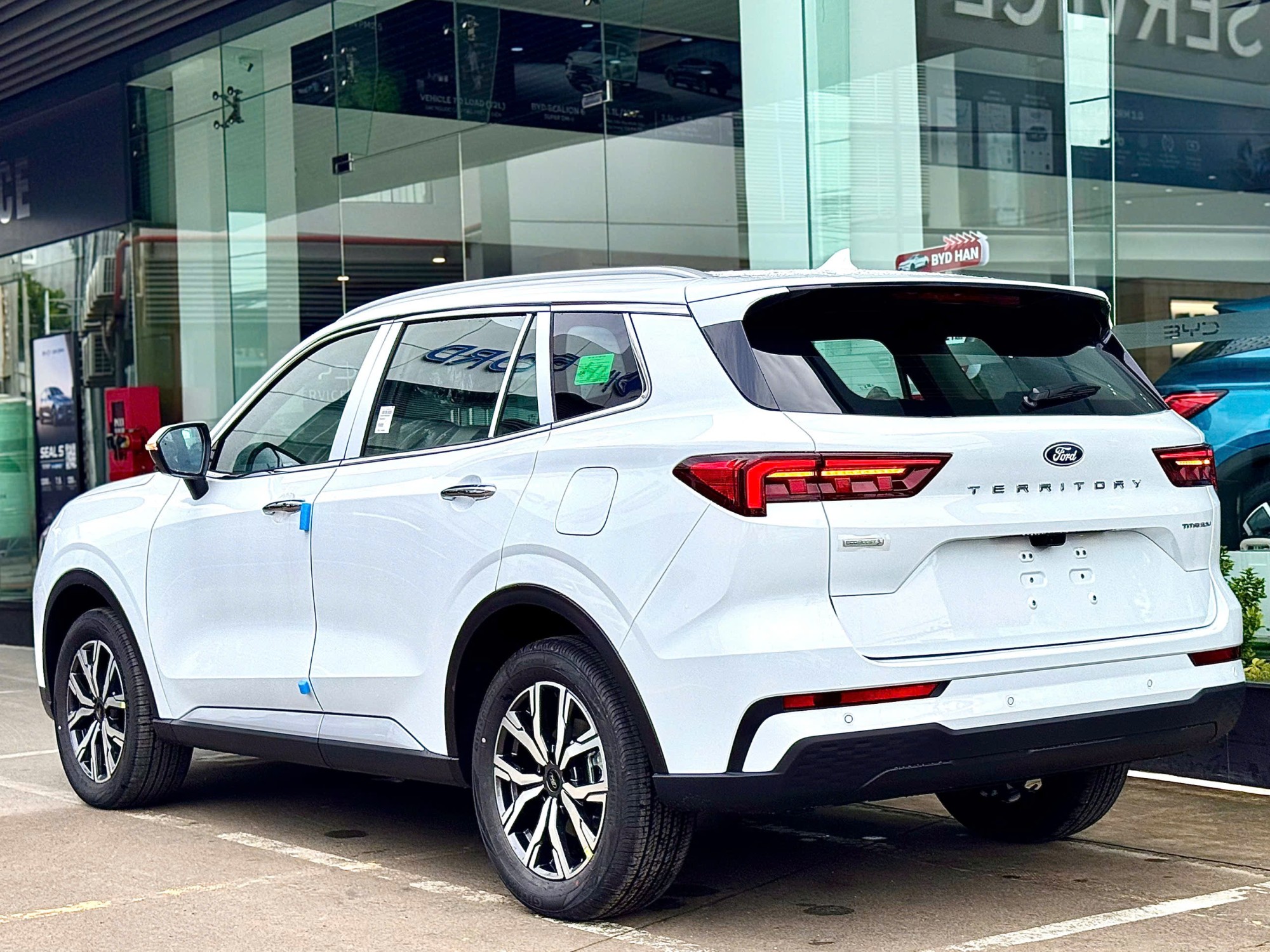 đuôi xe ford territory titanium màu trắng